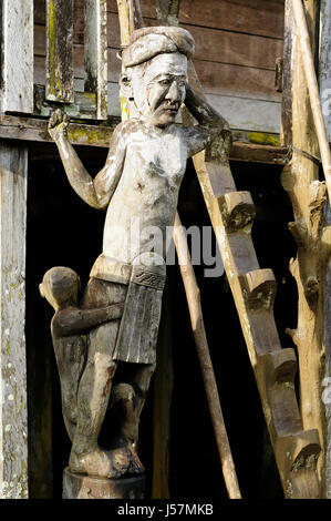 En Indonésie, la culture traditionnelle des tribus Dayak. En face de Totem - maison Dayak long house. L'est du Kalimantan, Bornéo. Banque D'Images