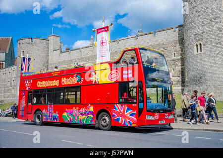 Un hop-on hop-off tour guidé busin winsor, UK. Banque D'Images