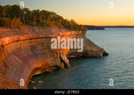 Coucher du soleil le long des falaises de Pictured Rocks National Lakeshore, dans la Péninsule Supérieure du Michigan. USA Banque D'Images