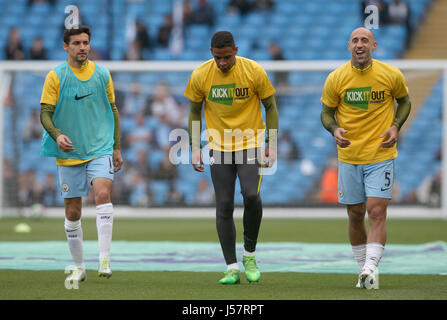 Manchester City's Jesus Navas, Fernando et Pablo Zabiateta réchauffer durant le premier match de championnat à l'Etihad Stadium, Manchester. Banque D'Images