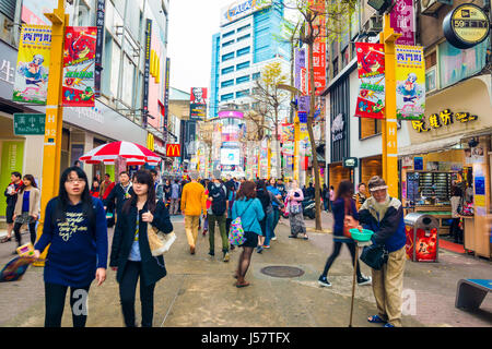 TAIPEI, TAIWAN - Mars 2015 : les habitants et les touristes à la marche Ximending street market à Taipei, Taiwan, le 21 mars 2015. Cette rue est pleine de f Banque D'Images