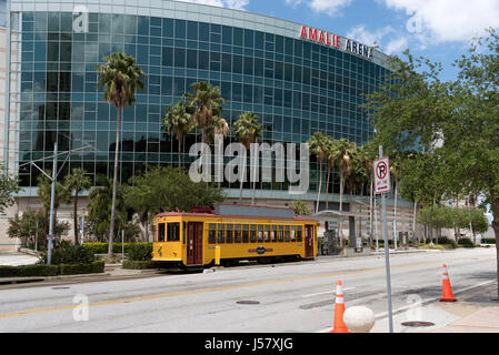 Tramway jaune passant Amalie Arena dans le centre-ville de Tampa USA. Avril 2017 Banque D'Images