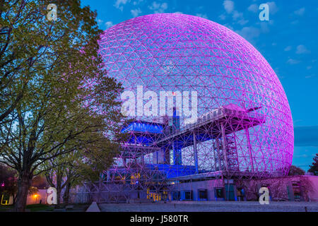 Une nouvelle conception de l'éclairage s'allume la biosphère pour célébrer le 375e anniversaire de Montréal Banque D'Images