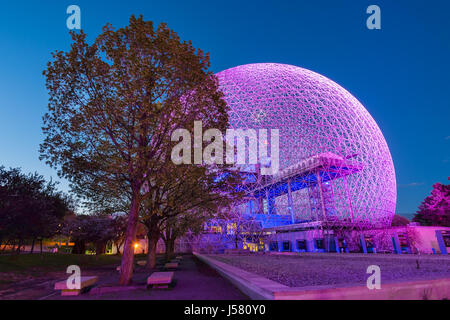 Une nouvelle conception de l'éclairage s'allume la biosphère pour célébrer le 375e anniversaire de Montréal Banque D'Images