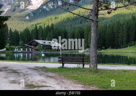 En chalet Lac Mosigo à San Vito di Cadore Dolomites italiennes à l'intérieur de paysages des Alpes en été Banque D'Images