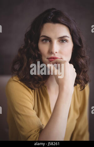 Portrait de femme belle sitting in restaurant Banque D'Images