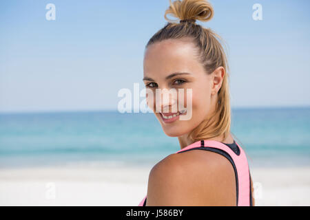 Close up portrait of smiling woman standing at beach against sky Banque D'Images