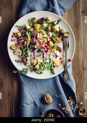 Salade de choux de Bruxelles Chou et châtaignes glacées Banque D'Images