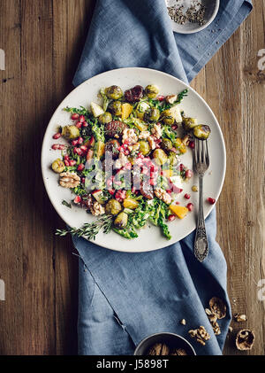 Salade de choux de Bruxelles Chou et châtaignes glacées Banque D'Images