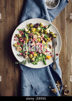 Salade de choux de Bruxelles Chou et châtaignes glacées Banque D'Images