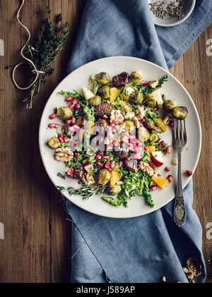 Salade de choux de Bruxelles Chou et châtaignes glacées Banque D'Images