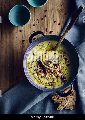 Soupe aux choux de Bruxelles avec des amandes salées et barberries Banque D'Images