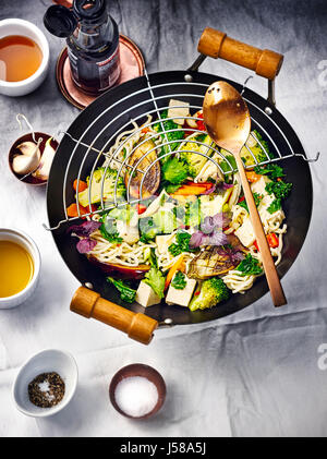 Wok asiatique plat avec les nouilles et le tofu Banque D'Images