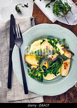 Kale crémeux aux champignons et frites de polenta aux herbes Banque D'Images