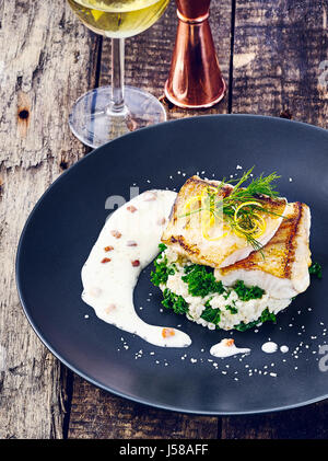 Filet de Sandre sur risotto d'orge perlé avec kale Banque D'Images