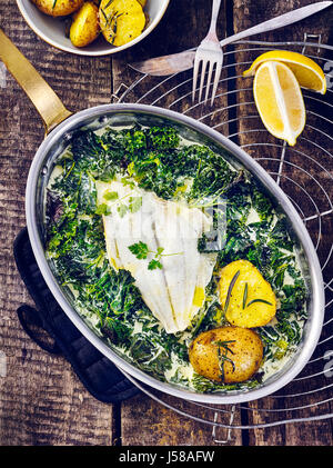 Filets de plie au citron Pommes de terre au romarin et kale Banque D'Images