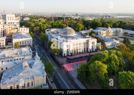 KIEV, UKRAINE - Mai 4, 2017 : vue ci-dessus de Mykhailo Hrushevskyi avec rue Verkhovna Rada (Conseil suprême de l'Ukraine) et le Dniepr Banque D'Images