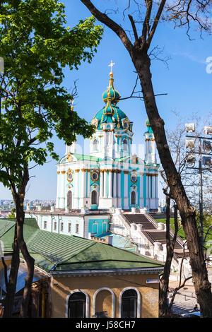 KIEV, UKRAINE - Mai 5, 2017 : vue sur St Andrew's Church sur descente Andriyivskyy à Kiev City au printemps. L'église a été construite en 1747-1754 par l'arc Banque D'Images