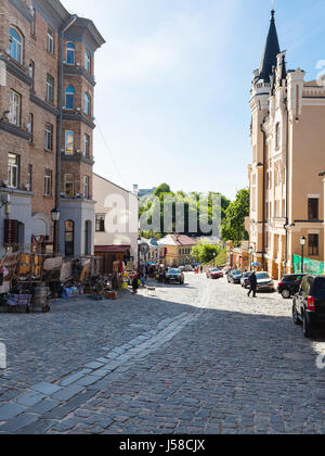KIEV, UKRAINE - Mai 5, 2017 : les gens et des boutiques de souvenirs sur la ville de Kiev en descente Andriyivskyy au printemps. Cette rue reliant la haute ville et district Banque D'Images
