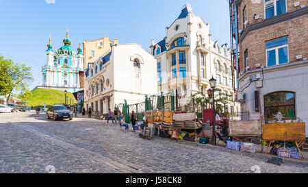 KIEV, UKRAINE - Mai 5, 2017 : les gens et des boutiques de souvenirs sur descente Andriyivskyy et vue sur St Andrew's Church dans la ville de Kiev. L'église a été construite Banque D'Images