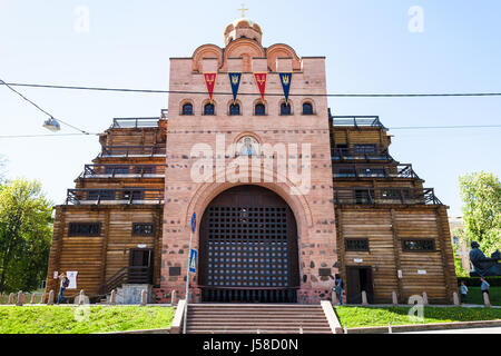 KIEV, UKRAINE - Mai 6, 2017 : les gens près de l'entrée au musée de la porte d'or de Kiev. La porte d'or ont été construits en 1017-1024, les portes modernes a été co Banque D'Images