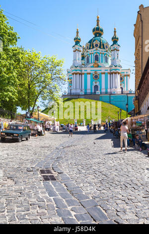 KIEV, UKRAINE - Mai 6, 2017 : les gens sur le marché Andriyivskyy Descent et vue sur St Andrew's Church dans la ville de Kiev au printemps. L'église a été constructe Banque D'Images