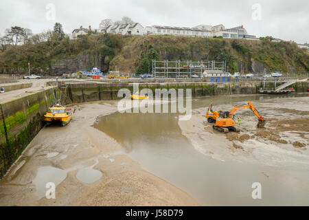 Saundersfoot Harbour Maintenance. Des machines lourdes aider à maintenir le canal clair. Pembrokeshire, Pays de Galles de l'ouest. UK. Banque D'Images