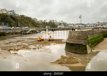 Saundersfoot Harbour Maintenance. Des machines lourdes aider à maintenir le canal clair. Pembrokeshire, Pays de Galles de l'ouest. UK. Banque D'Images