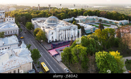 KIEV, UKRAINE - Mai 6, 2017 : Hrushevsky street et de Verkhovna Rada (parlement) avec palais Mariyinsky dans parc Mariinsky et Dniepr Riv Banque D'Images