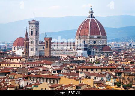 Voyage d'Italie - au-dessus de la cathédrale dans la ville de Florence, à partir de la Piazzale Michelangelo en soirée d'automne Banque D'Images