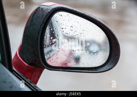 Location de voiture en gouttes de pluie - rétroviseur sur le côté en jour de pluie Banque D'Images