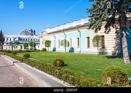 Voyage en Ukraine - vue de l'aile du palais Mariyinsky et Verkhovna Rada bâtiment dans la ville de Kiev au printemps Banque D'Images