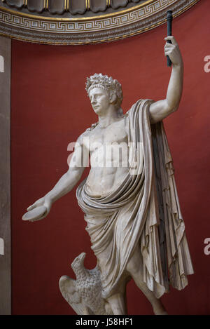 Rome. L'Italie. Statue de l'empereur romain Claude montré que Jupiter, portant une couronne civique de feuilles de chêne, Musée Pio Clementino, Musées du Vatican. Banque D'Images