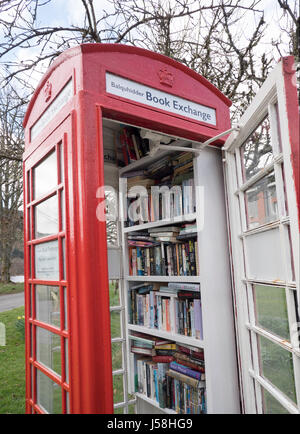 Balquhidder Échange de livres dans une vieille cabine téléphonique rouge, Balquhidder, Perthshire, Écosse Banque D'Images