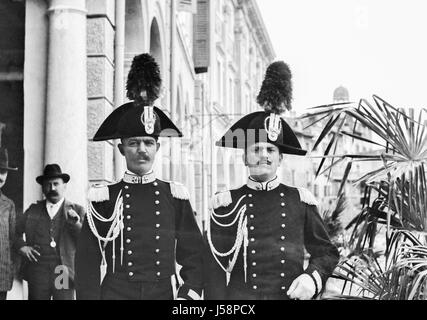 Deux carabiniers italiens en plein uniforme pose devant l'appareil photo sur une rue de la ville. en 1900. Restauré à partir d'une numérisation à haute résolution prises par le négatif original. Banque D'Images