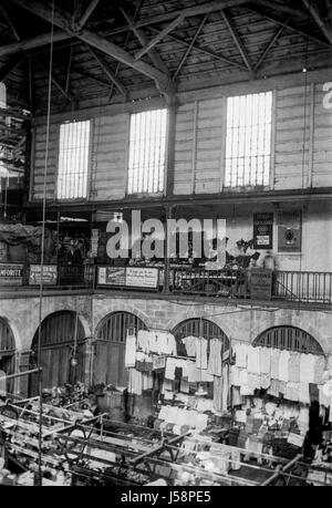 Les stalles et les clients dans le marché couvert Rue Maïs Bristol photographié en 1921. Sur le côté droit du balcon deux hommes peuvent être vu à un marchand de décrochage. Restauré à partir d'une numérisation à haute résolution prises par le négatif original. Banque D'Images