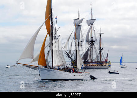 Etoile Molène (dundee thon, port d'attache : Saint-Malo). L'Hermione frégate dans la baie de Saint-Malo, port d'attache : Rochefort (Charente-Maritime, France) Banque D'Images