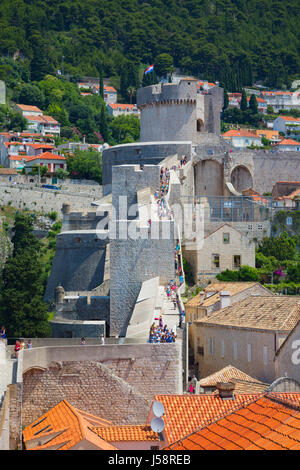 Dubrovnik, Croatie, comté de Dubrovnik-Neretva. Les visiteurs dans le passage libre des murs de la vieille ville. La vieille ville de Dubrovnik, site du patrimoine mondial de l'UNESCO Banque D'Images