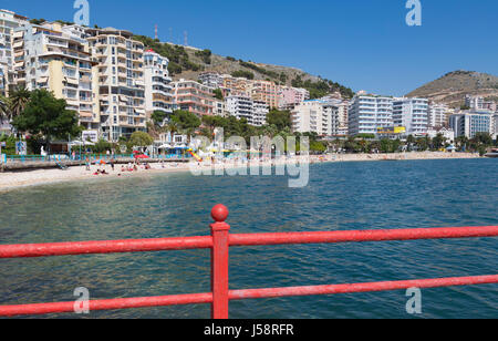 Sarande ou Saranda, Albanie, district de Saranda. Afficher le long de la plage du complexe principal. Banque D'Images