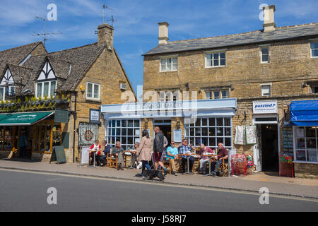 Kingham, cotswolds Gloucestershire Angleterre ville les touristes à l'extérieur d'un cafe Banque D'Images