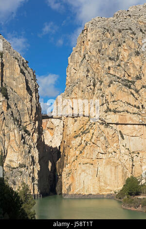 Près de Ardales, la province de Malaga, Andalousie, Espagne du sud. Visiteurs sur le El Caminito del Rey ou l'Allée du Roi. La passerelle est intégré dans le si Banque D'Images