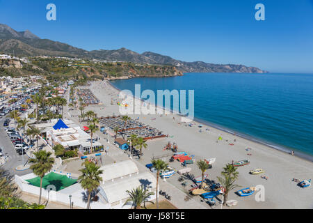 Nerja, Costa del Sol, la province de Malaga, Andalousie, Espagne du sud. La plage de Burriana. Banque D'Images