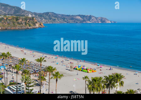 Nerja, Costa del Sol, la province de Malaga, Andalousie, Espagne du sud. La plage de Burriana. Banque D'Images