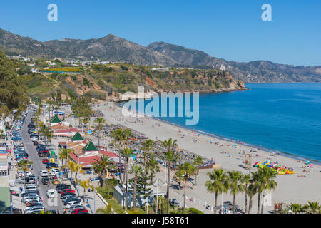 Nerja, Costa del Sol, la province de Malaga, Andalousie, Espagne du sud. La plage de Burriana. Banque D'Images