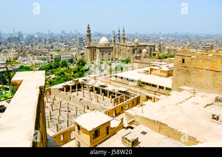 Vue sur le Mosque-Madrassa du Sultan Hassan situé près de la Citadelle de Saladin au Caire, Egypte Banque D'Images