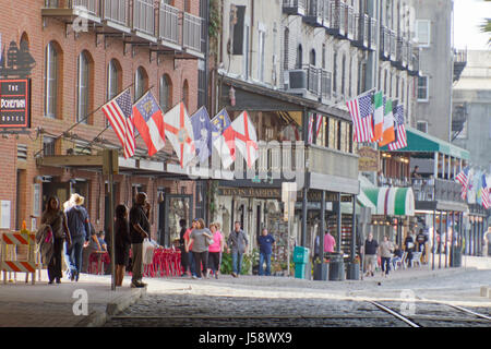 Savannah, Georgia, USA - Le 20 janvier 2017 Historique : La rue de la rivière le long de la Savannah River et le passage du tunnel qui le divise. Également appelé Riv Banque D'Images