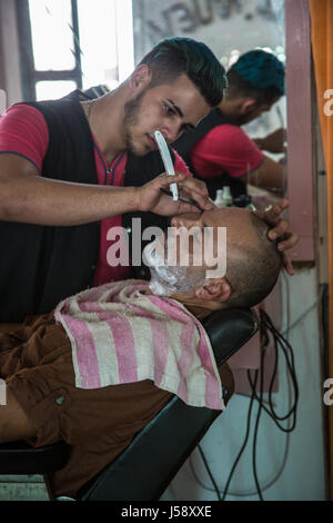 L'homme se raser dans un salon de coiffure à Cuba Banque D'Images