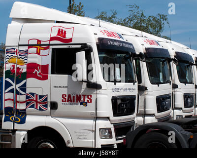 Les camions en stationnement Transport Saints, plus importante entreprise privée de transport de fret aérien à l'intérieur du Royaume-Uni, entreprise fondée en 1968 Banque D'Images