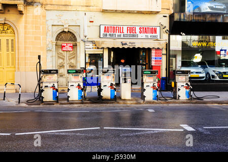 Station de remplissage d'essence sur le trottoir et les pompes. Mosta, Malte. Banque D'Images