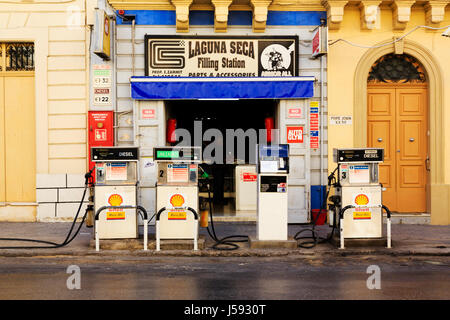 Station de remplissage d'essence sur le trottoir et les pompes. Mosta, Malte. Banque D'Images